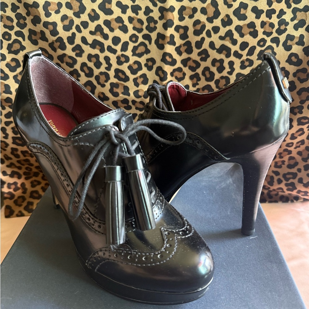 Tommy Hilfiger Black Heels with Sleek Silhouette